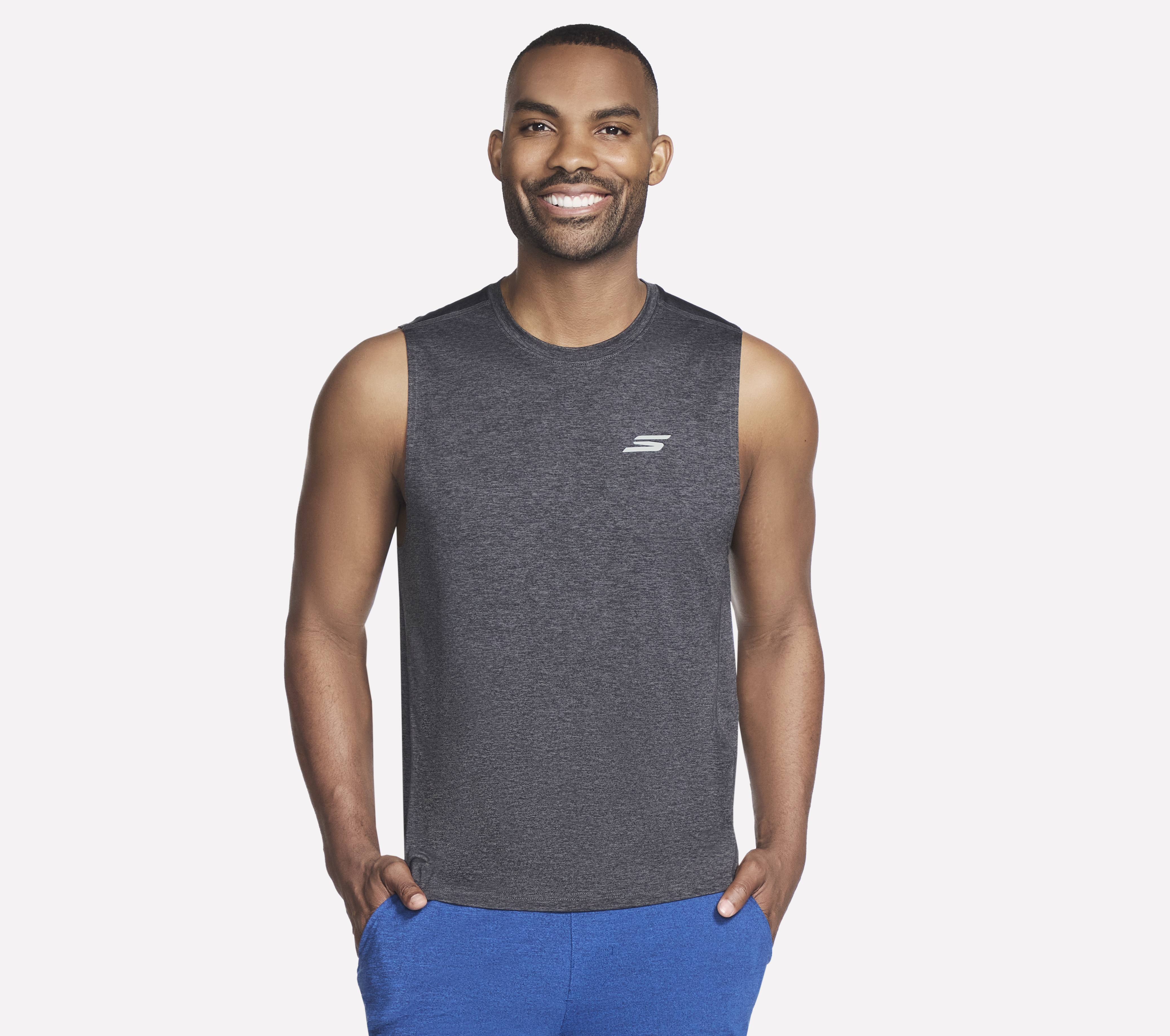 Skechers GO DRI Charge Muscle Tank en Negro/Marengo, talla Pequeña